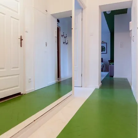 Apartment Heart Of Apt- Walking Distance Everywhere *